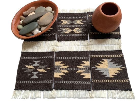 Imagen de 6  piezas de Posa Vasos de Lana , Multi Uso para proteger superficies de manchas y marcas. Color Negro y Crema Tejido Zapotec Geometric Hecho a Mano  12x14 cm