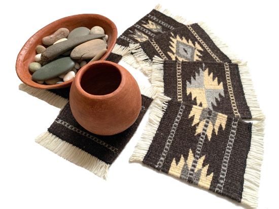 Imagen de 6  piezas de Posa Vasos de Lana , Multi Uso para proteger superficies de manchas y marcas. Color Negro y Crema Tejido Zapotec Geometric Hecho a Mano  12x14 cm