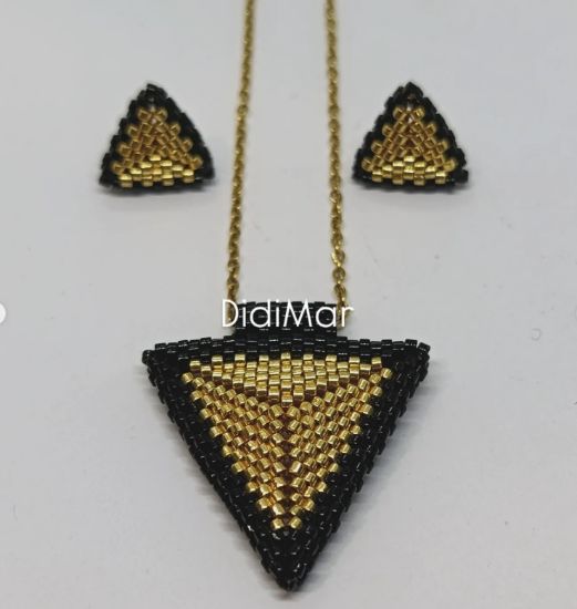 Imagen de JUEGO DE COLLAR Y ARETES TRIANGULAR